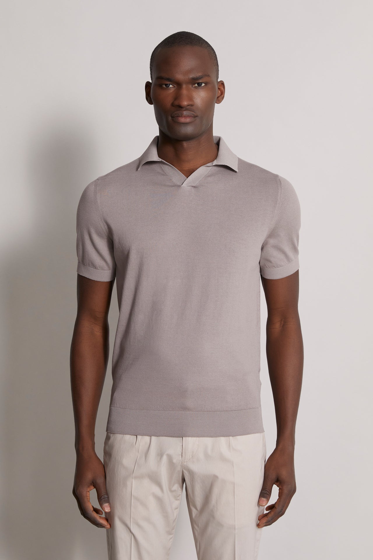 Buttonless organic cotton knitted polo t-shirt light grey - front view