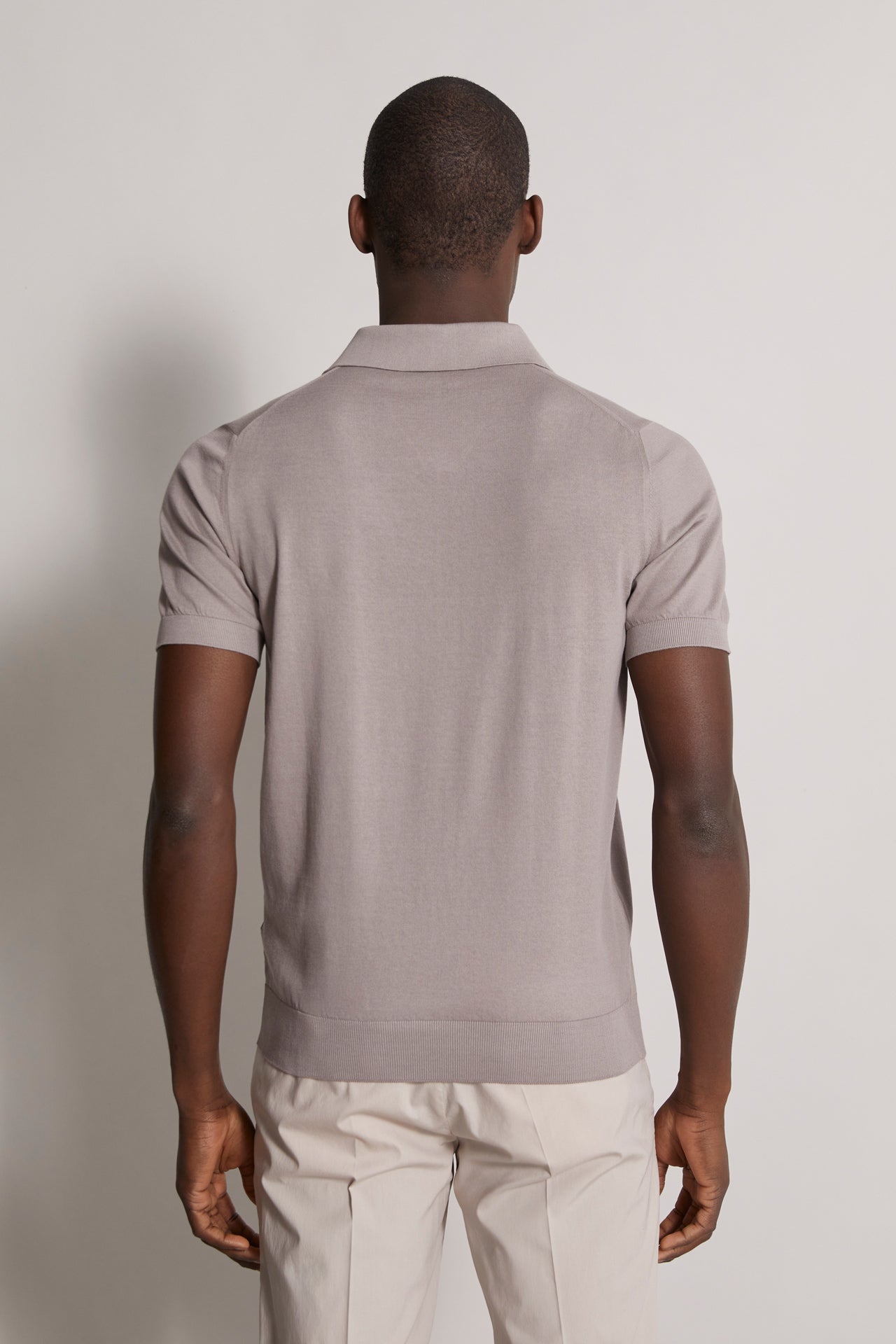 Buttonless organic cotton knitted polo t-shirt light grey - back view