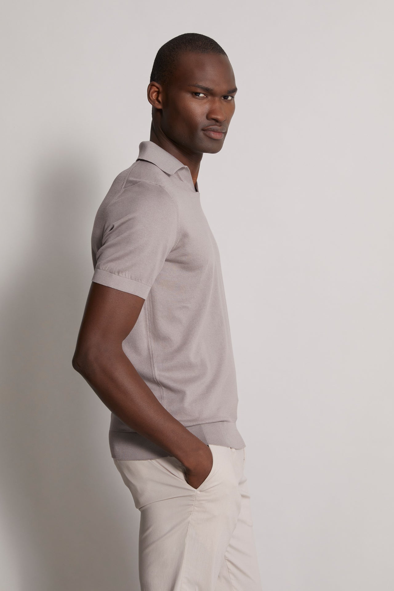 Buttonless organic cotton knitted polo t-shirt light grey - side view