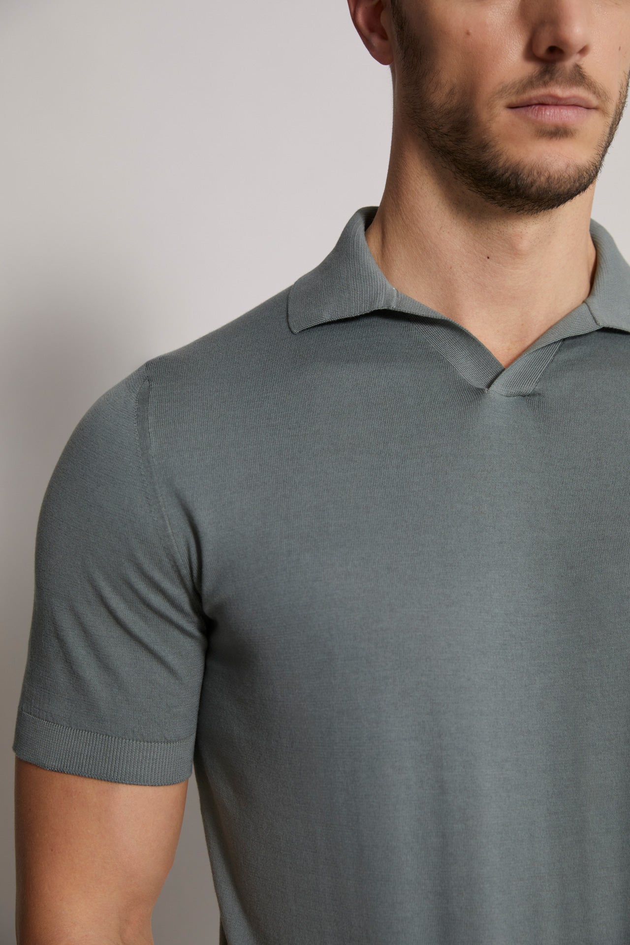 Buttonless organic cotton knitted polo t-shirt light green - neck detail