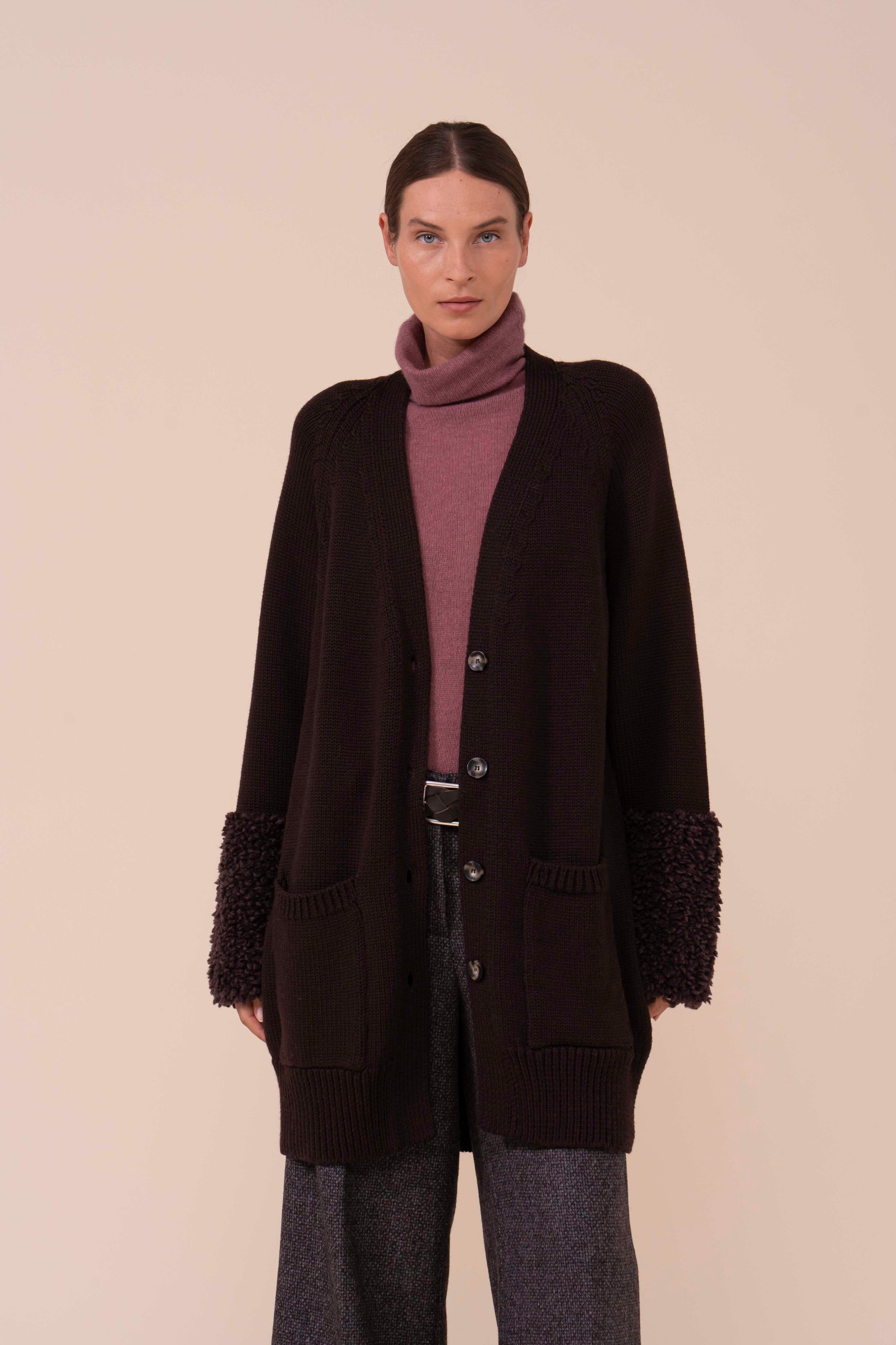 Adularia cardigan in lana Merino Hairy con polsini in alpaca - DARKCHOCOLATE