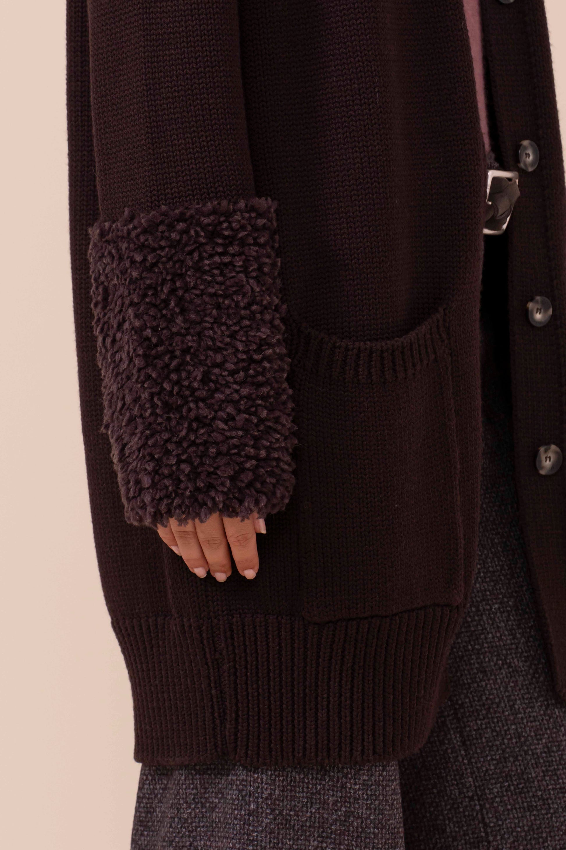 Adularia cardigan in lana Merino Hairy con polsini in alpaca - DARKCHOCOLATE