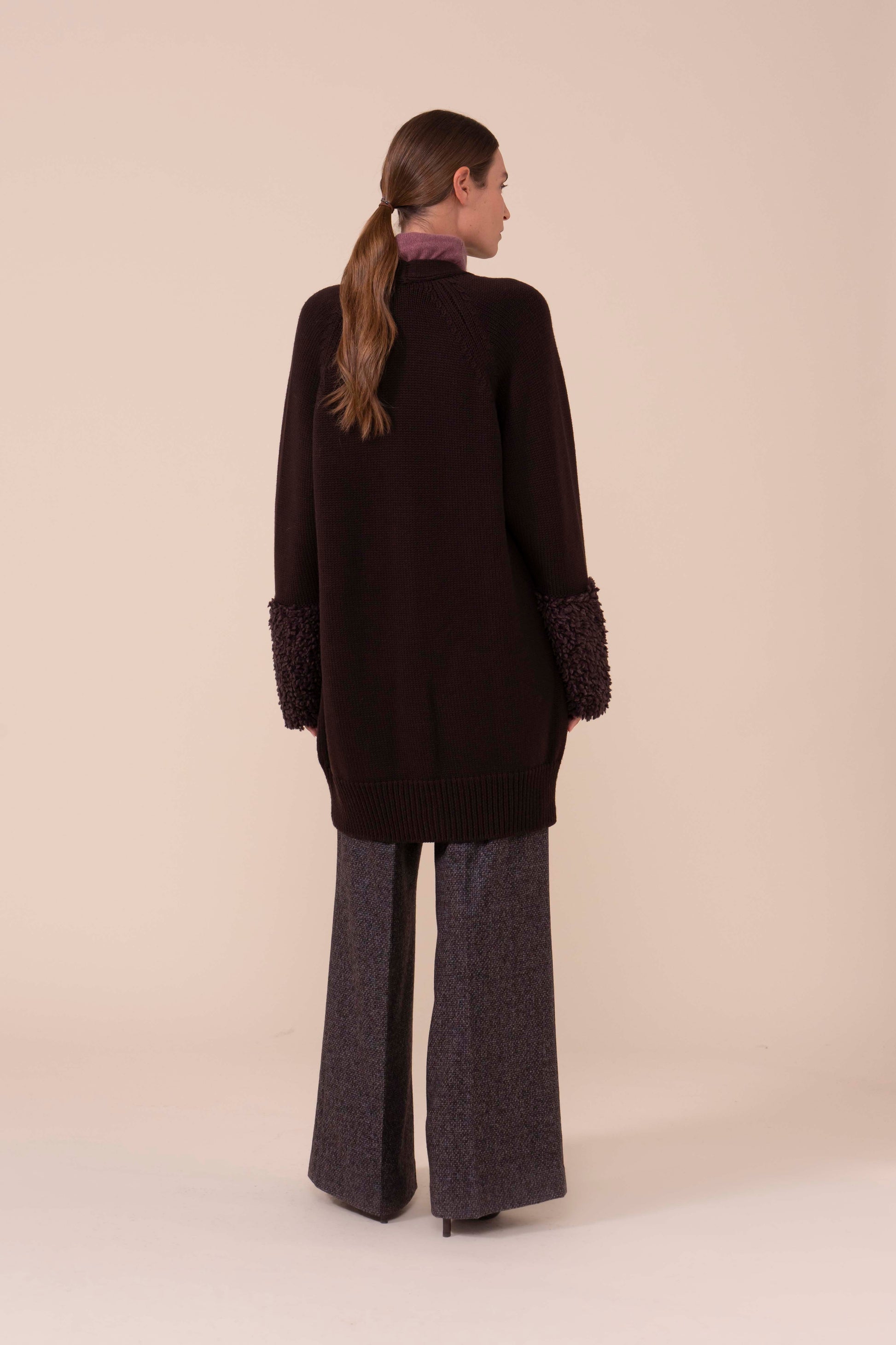 Adularia cardigan in lana Merino Hairy con polsini in alpaca - DARKCHOCOLATE