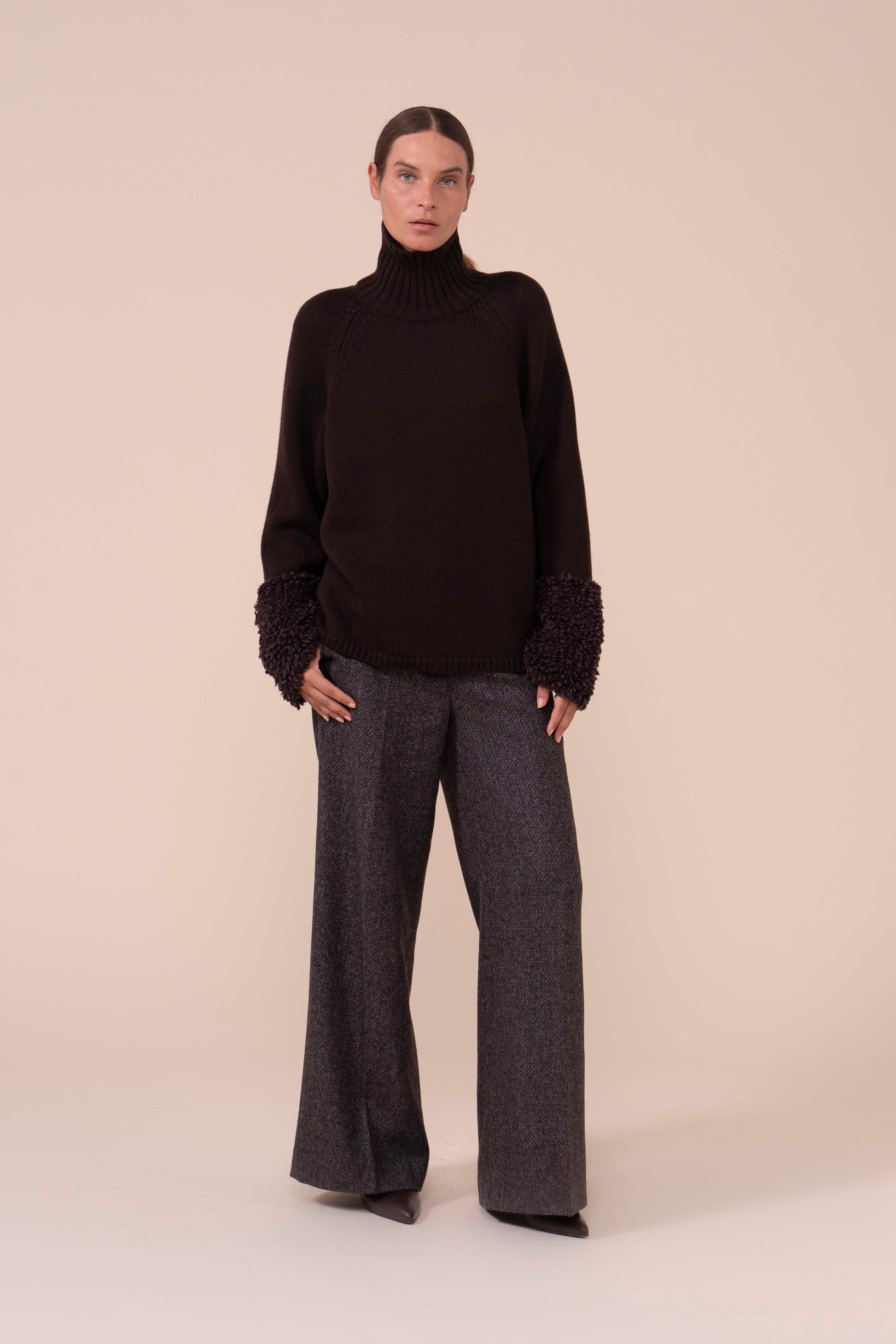 Magnetite dolcevita in lana Merino Hairy con polsini in alpaca - DARKCHOCOLATE