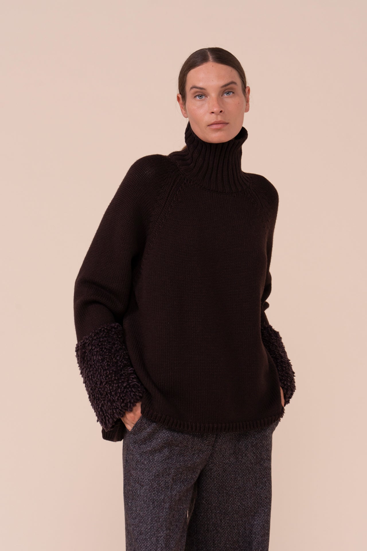 Magnetite dolcevita in lana Merino Hairy con polsini in alpaca - DARKCHOCOLATE