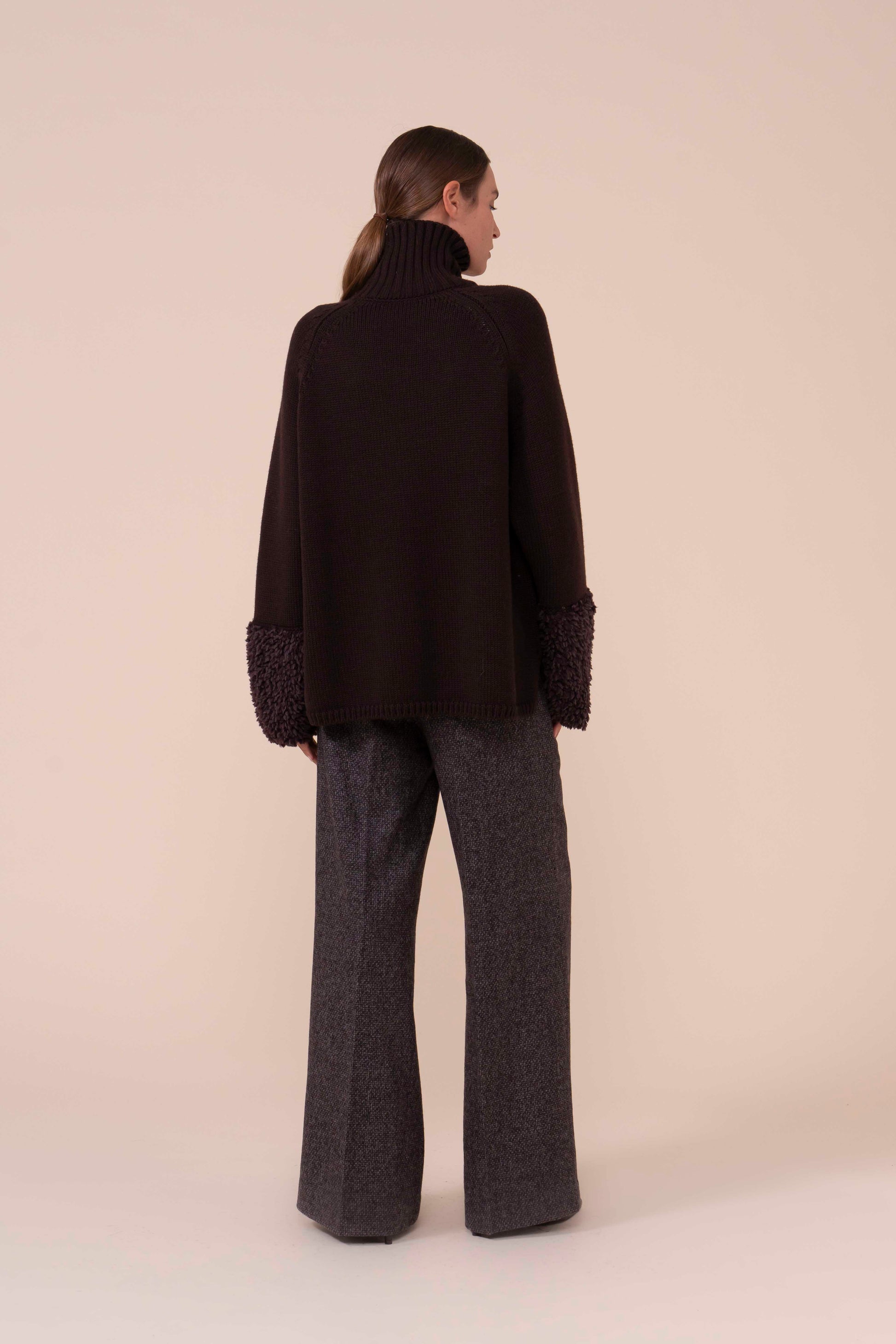 Magnetite dolcevita in lana Merino Hairy con polsini in alpaca - DARKCHOCOLATE