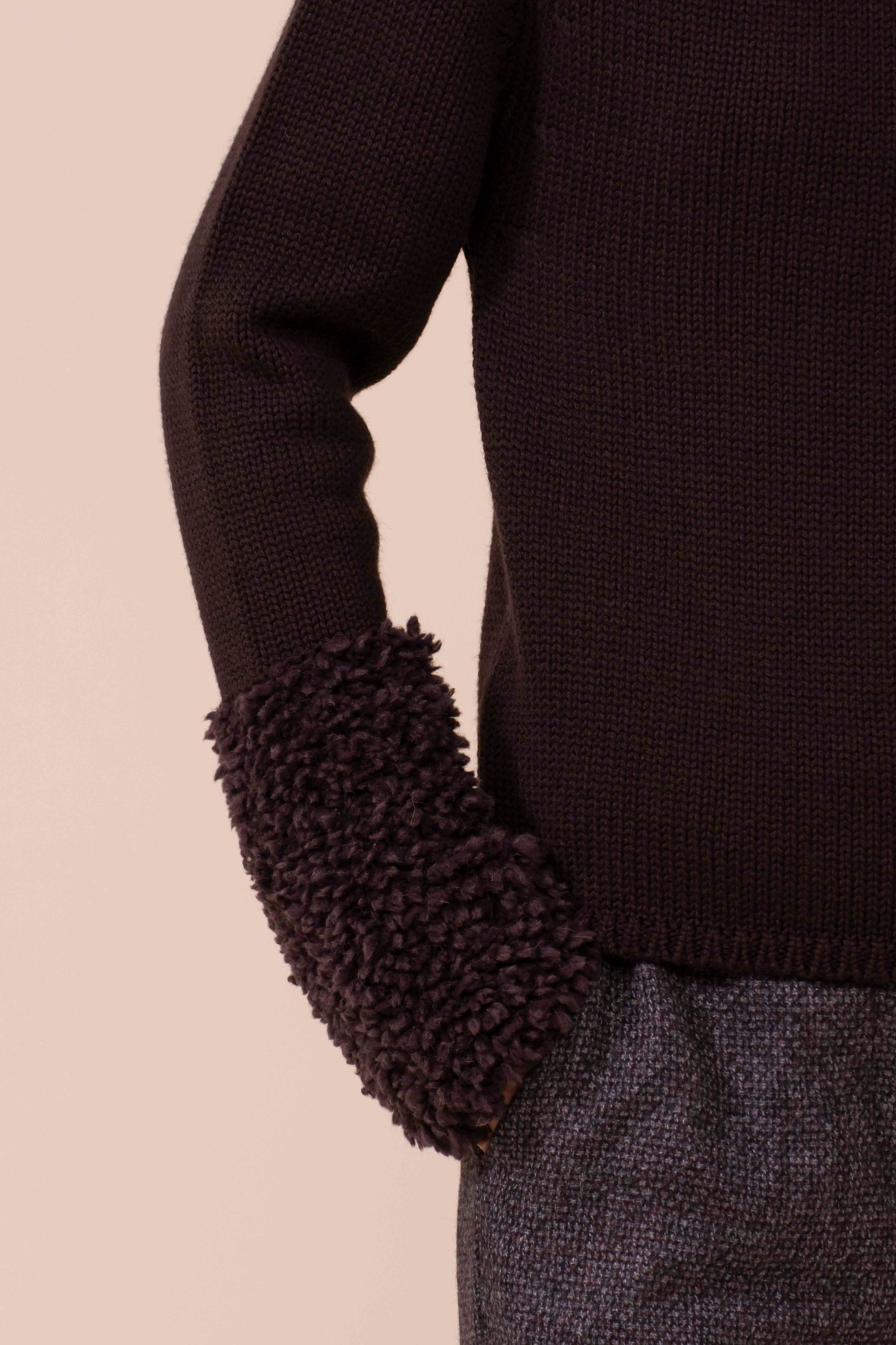 Magnetite dolcevita in lana Merino Hairy con polsini in alpaca - DARKCHOCOLATE