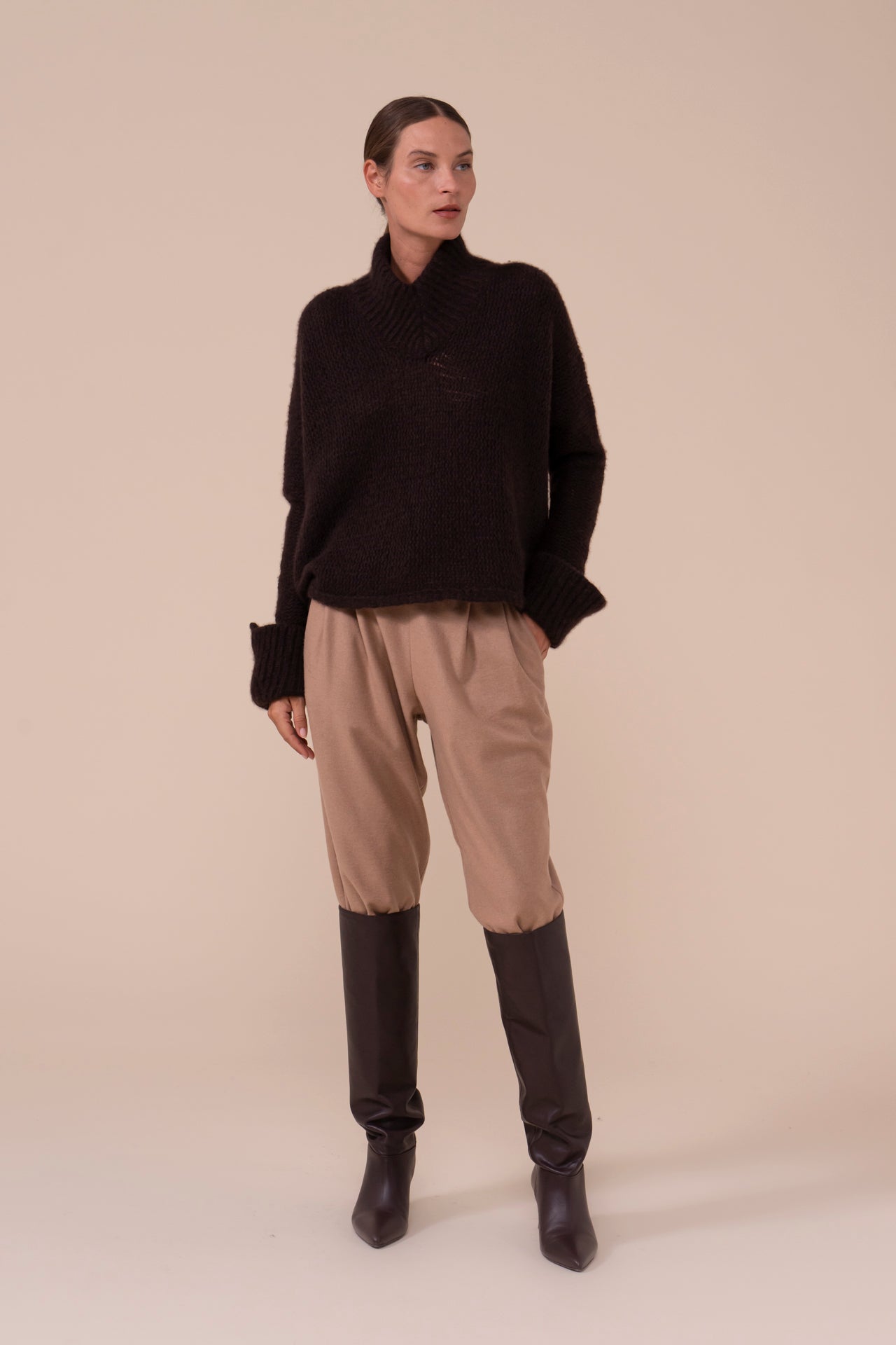 Calcite Foam maglia con scollo a V in lana e seta - DARKCHOCOLATE