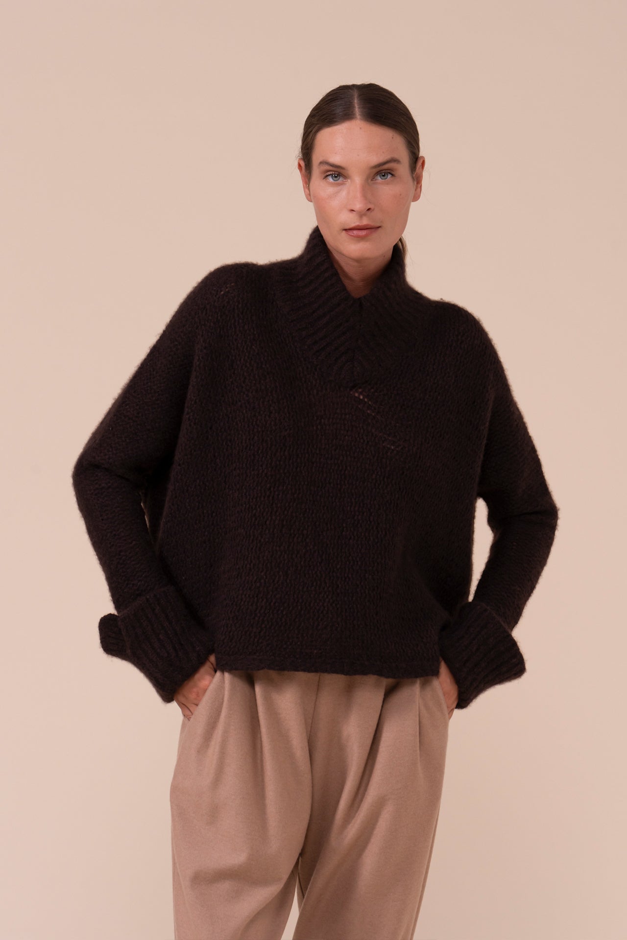 Calcite Foam maglia con scollo a V in lana e seta - DARKCHOCOLATE