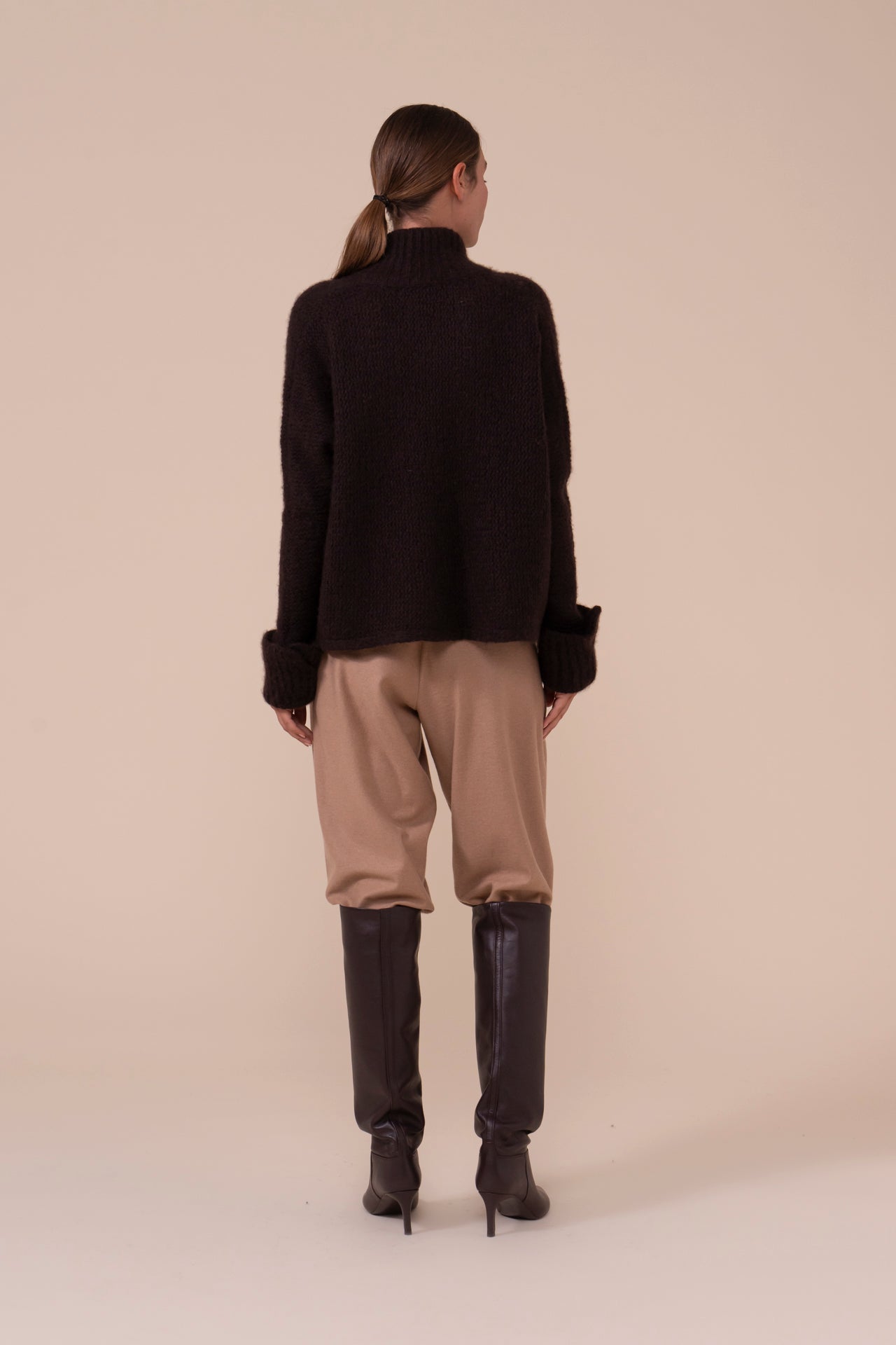 Calcite Foam maglia con scollo a V in lana e seta - DARKCHOCOLATE