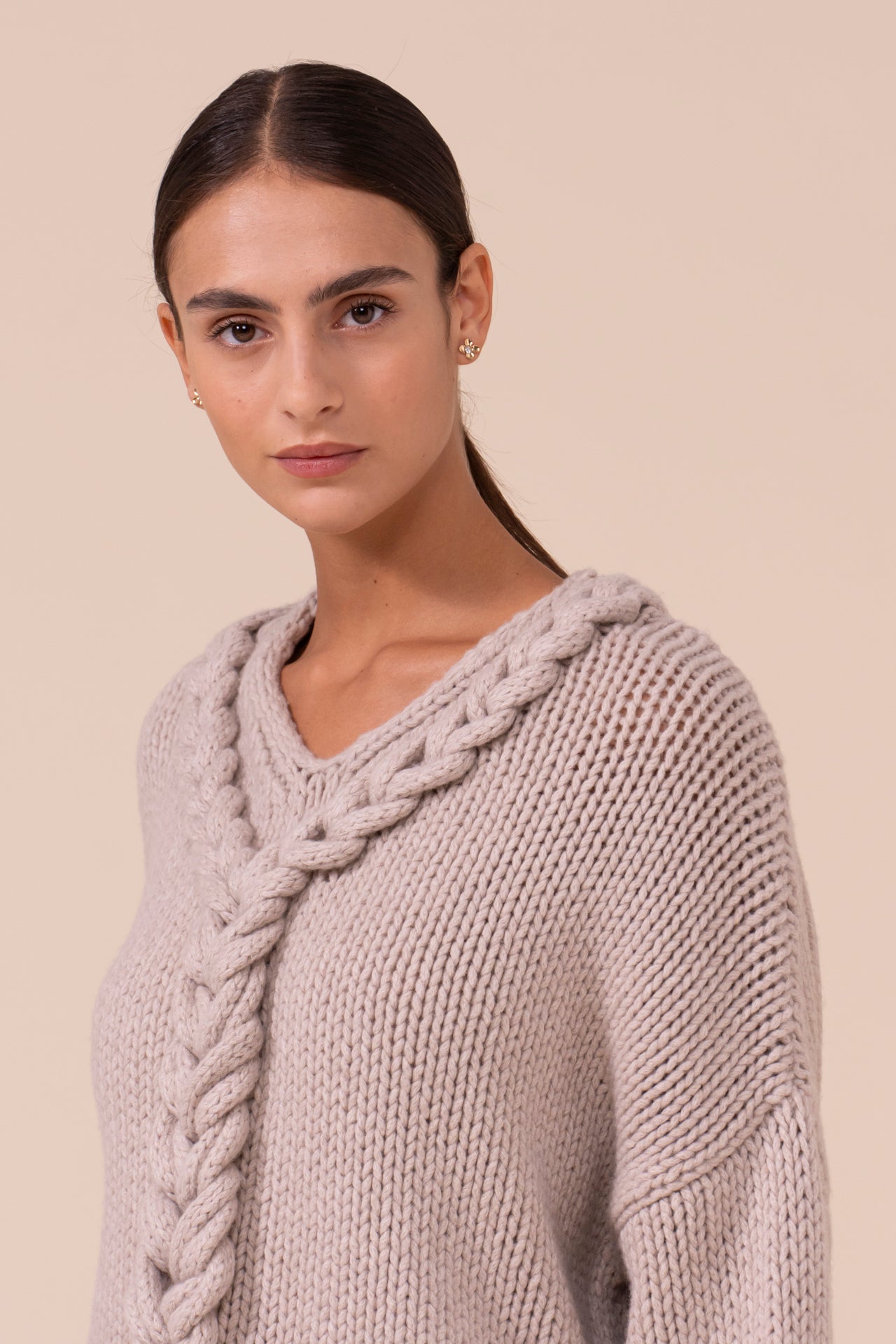 Adria Biggie maglia in lana e cashmere fatta a mano con scollo a V - DESERT