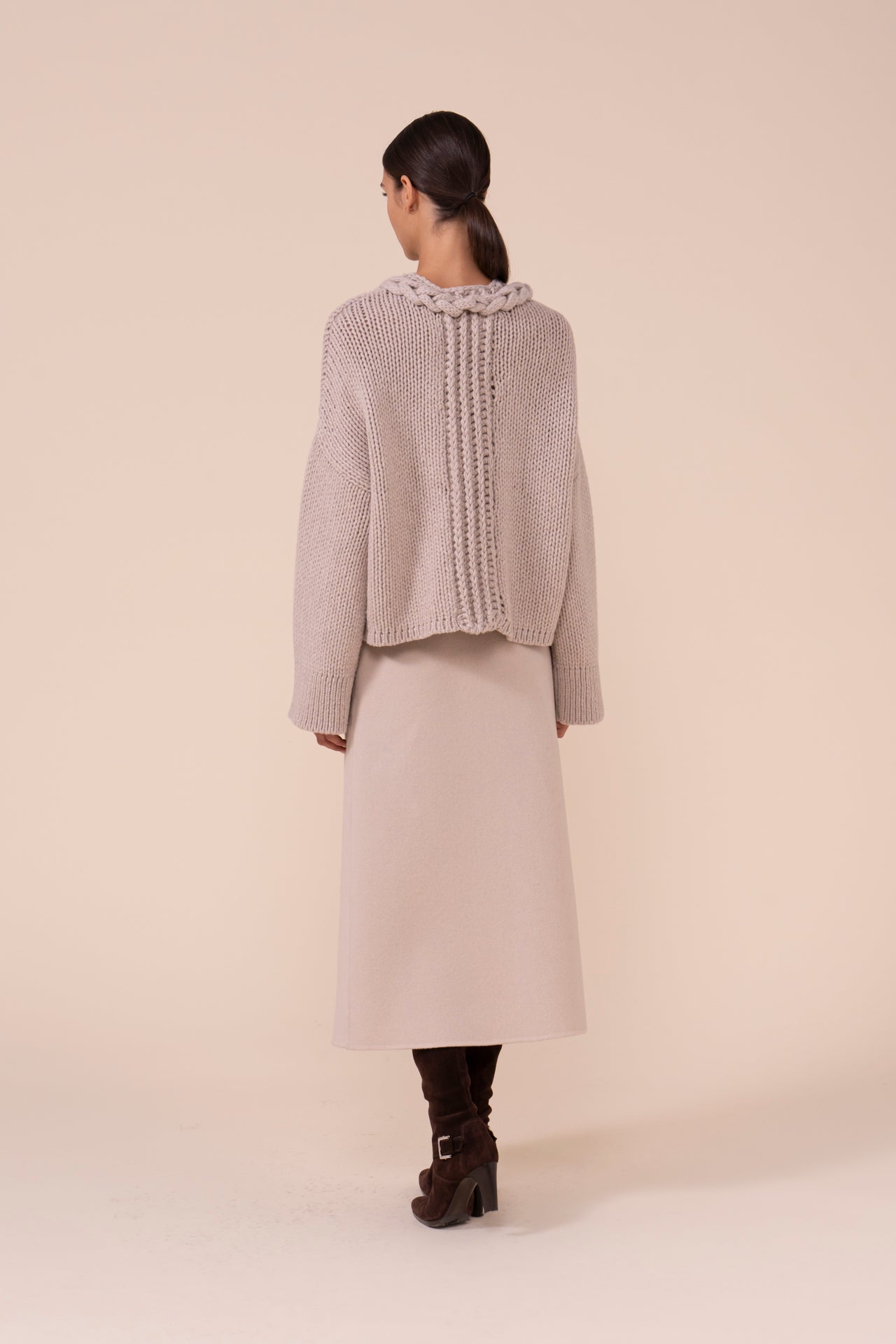 Adria Biggie maglia in lana e cashmere fatta a mano con scollo a V - DESERT