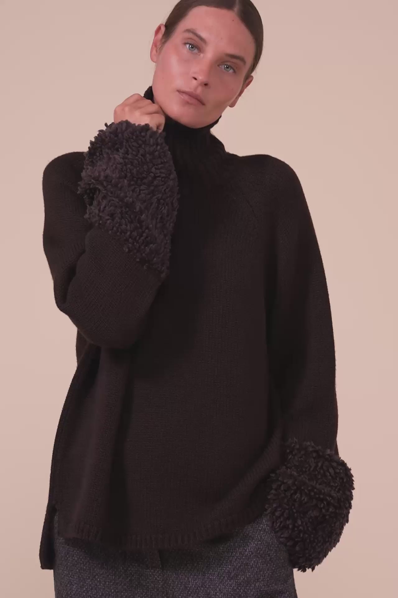 Magnetite dolcevita in lana Merino Hairy con polsini in alpaca - DARKCHOCOLATE