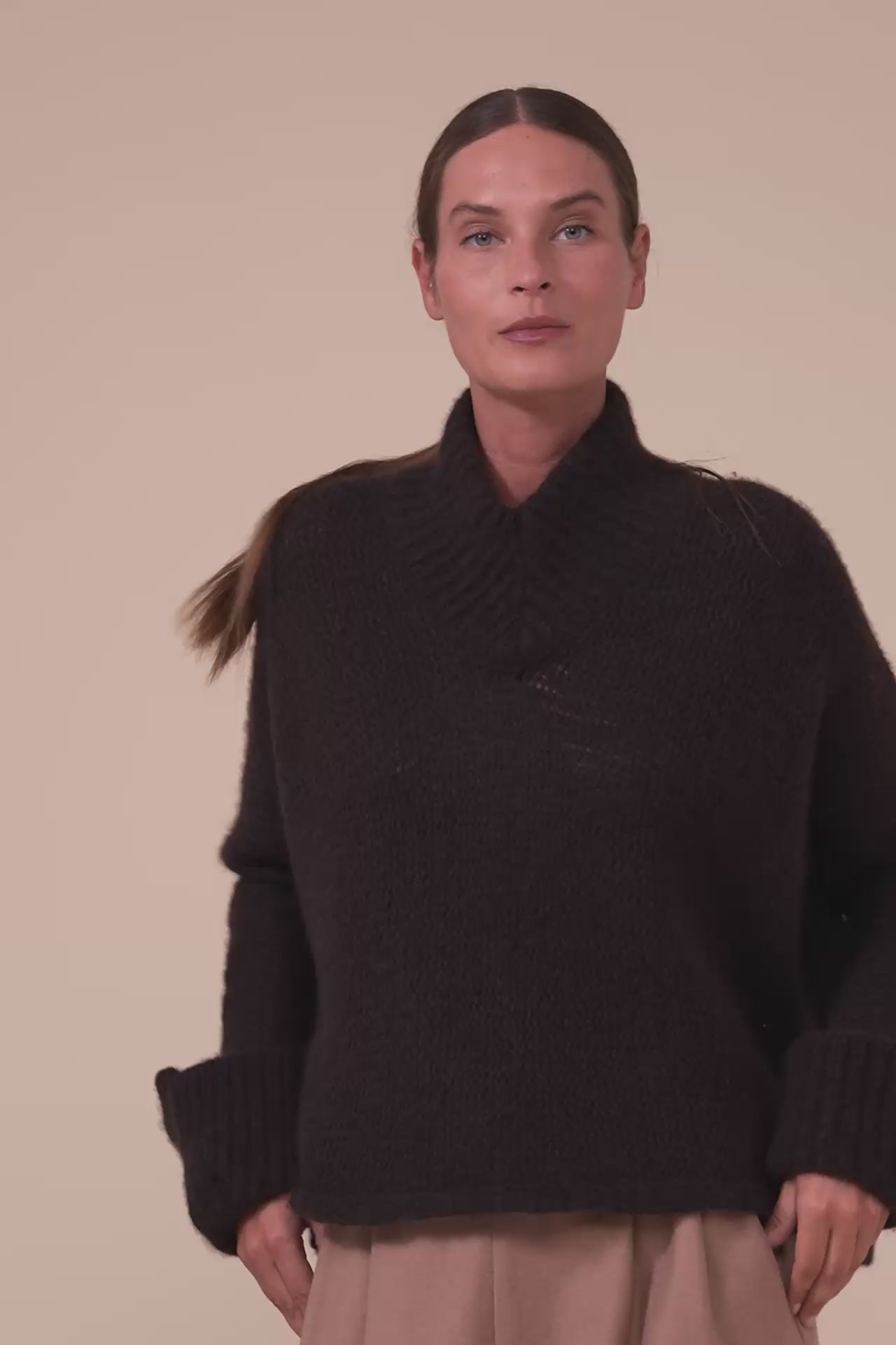 Calcite Foam maglia con scollo a V in lana e seta - DARKCHOCOLATE