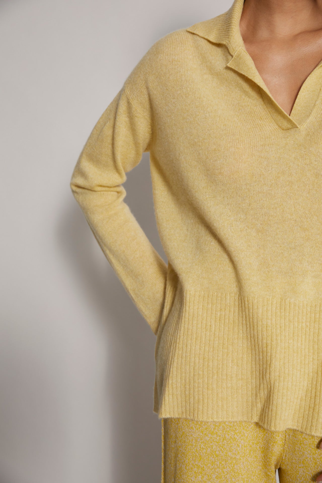 women's cashmere knitted polo sweater in yellow - sleeve detail 