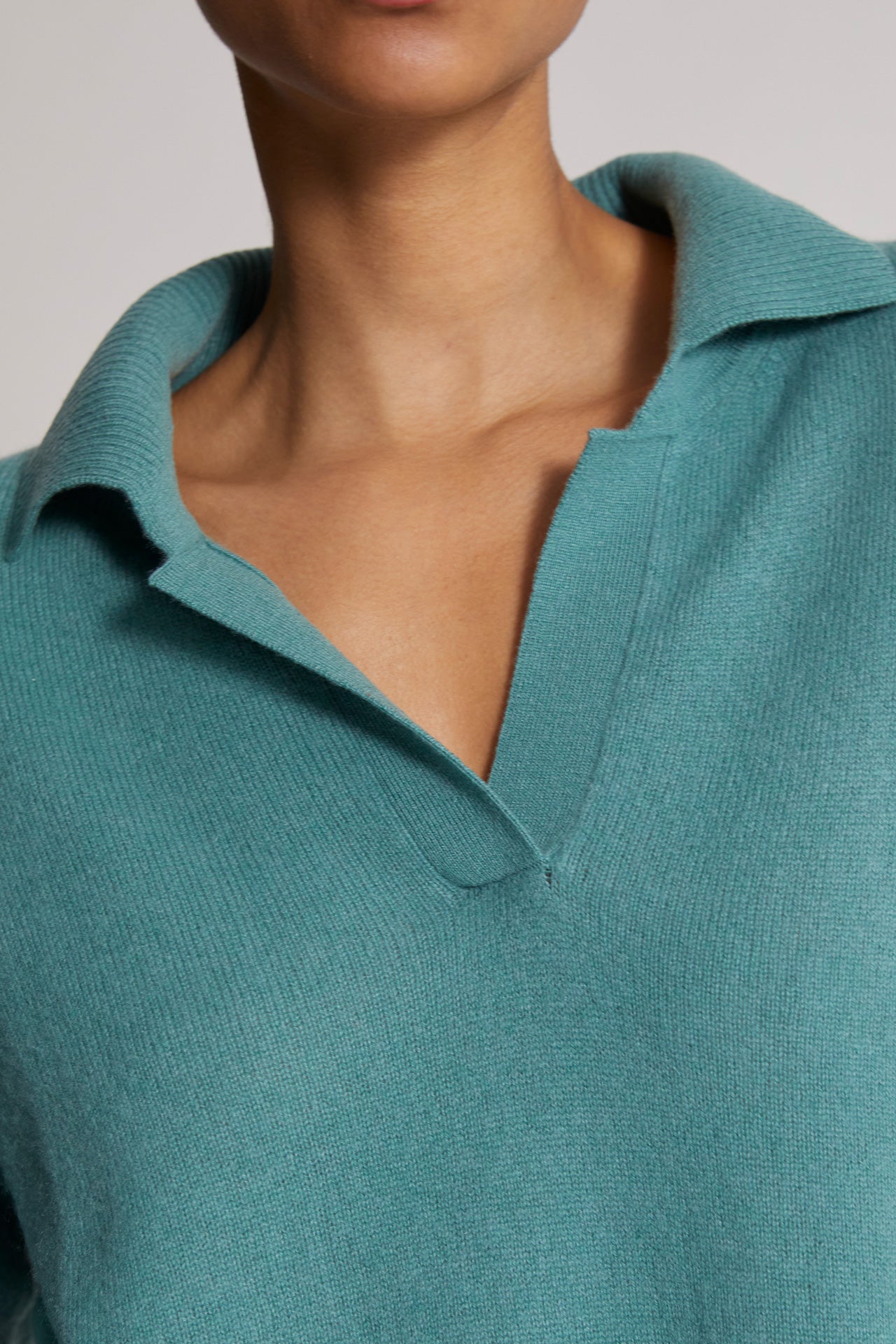 women's cashmere knitted polo sweater in mint green - neck detail