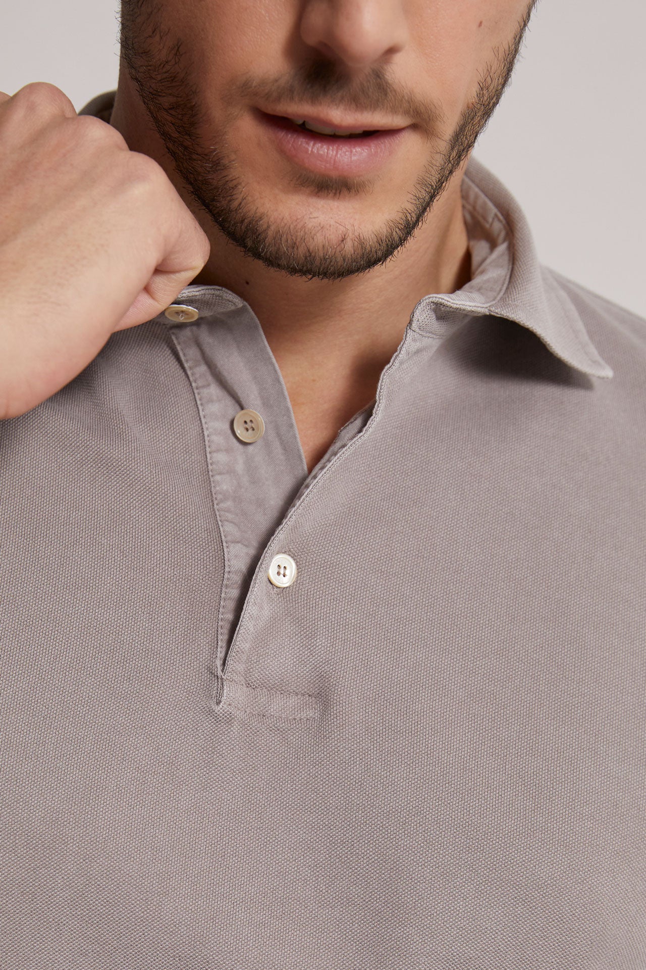 long sleeved cotton polo in grey-beige - neck detail