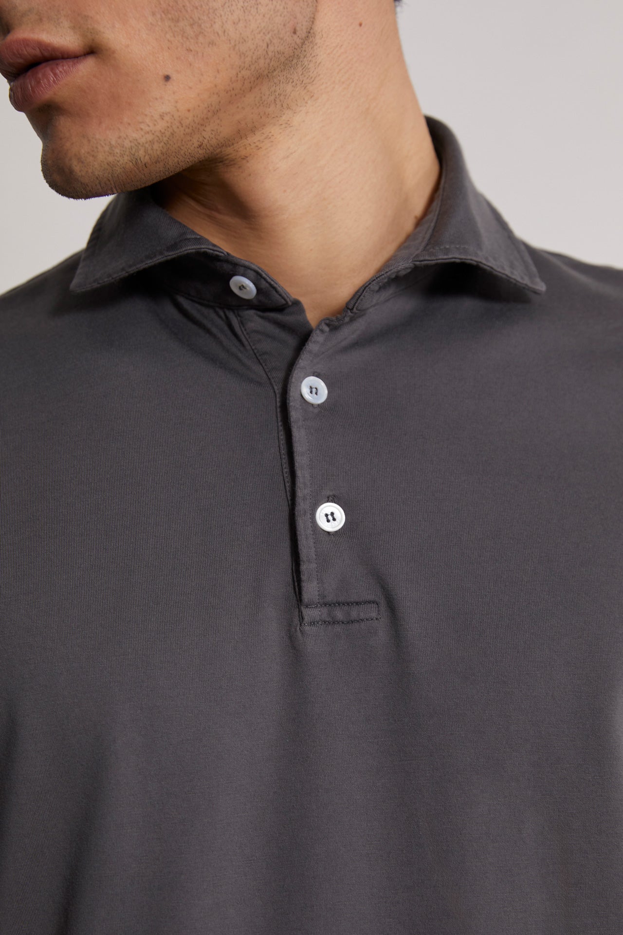short sleeves polo t-shirt dark grey - collar detail 