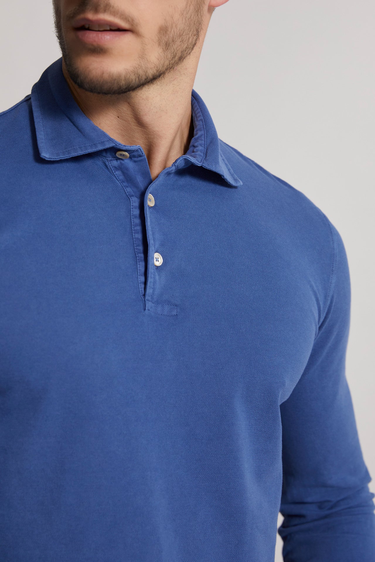 long sleeved cotton polo in blue - collar detail
