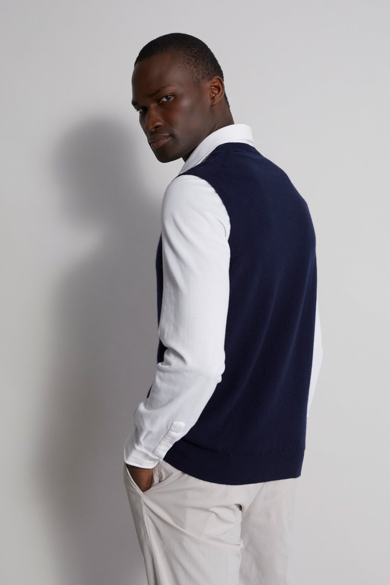 Iconic sleeveless cashmere v-neck sweater