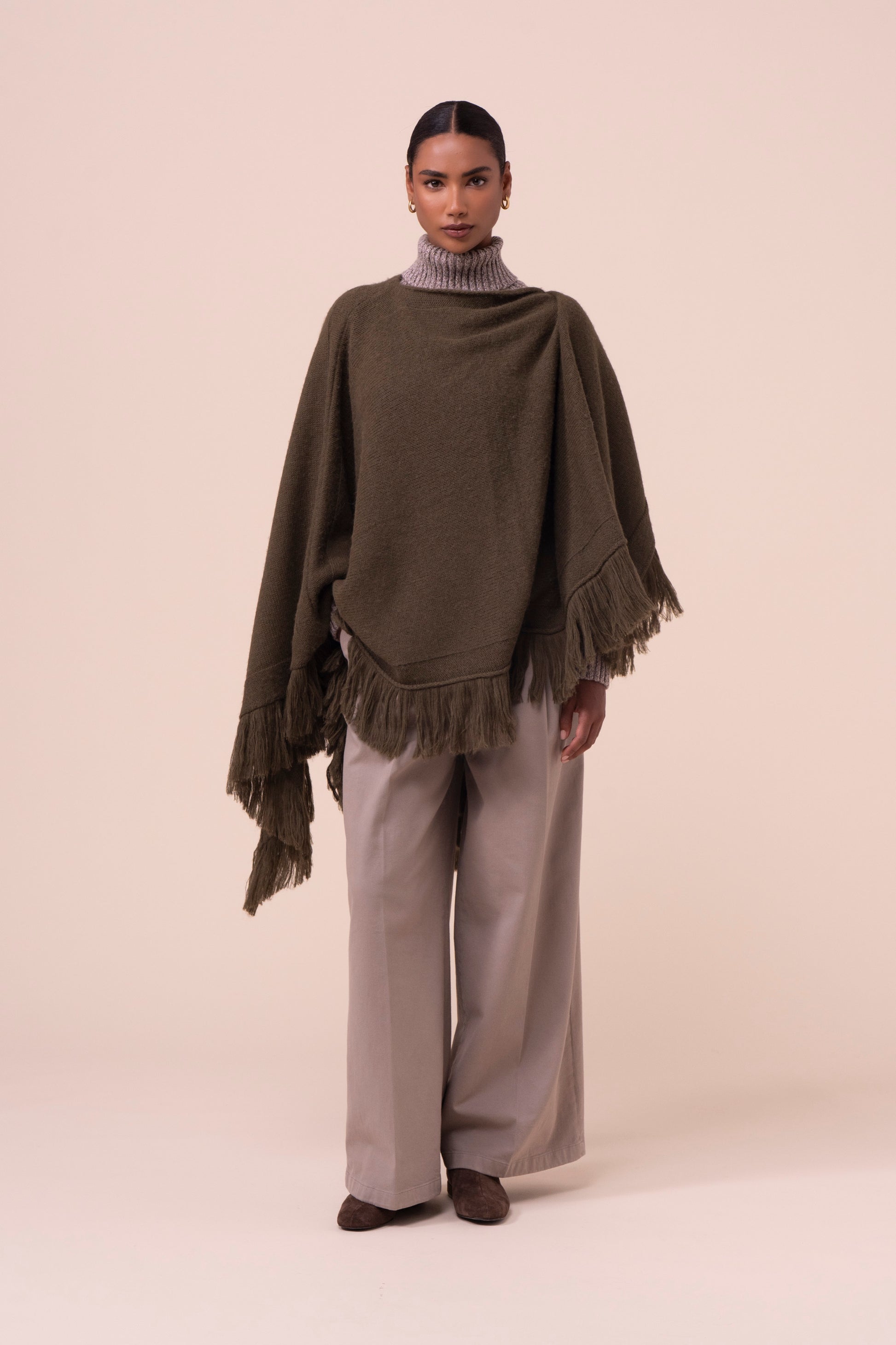 Tia mantella in alpaca e cotone con frange - DARKOLIVEGREEN