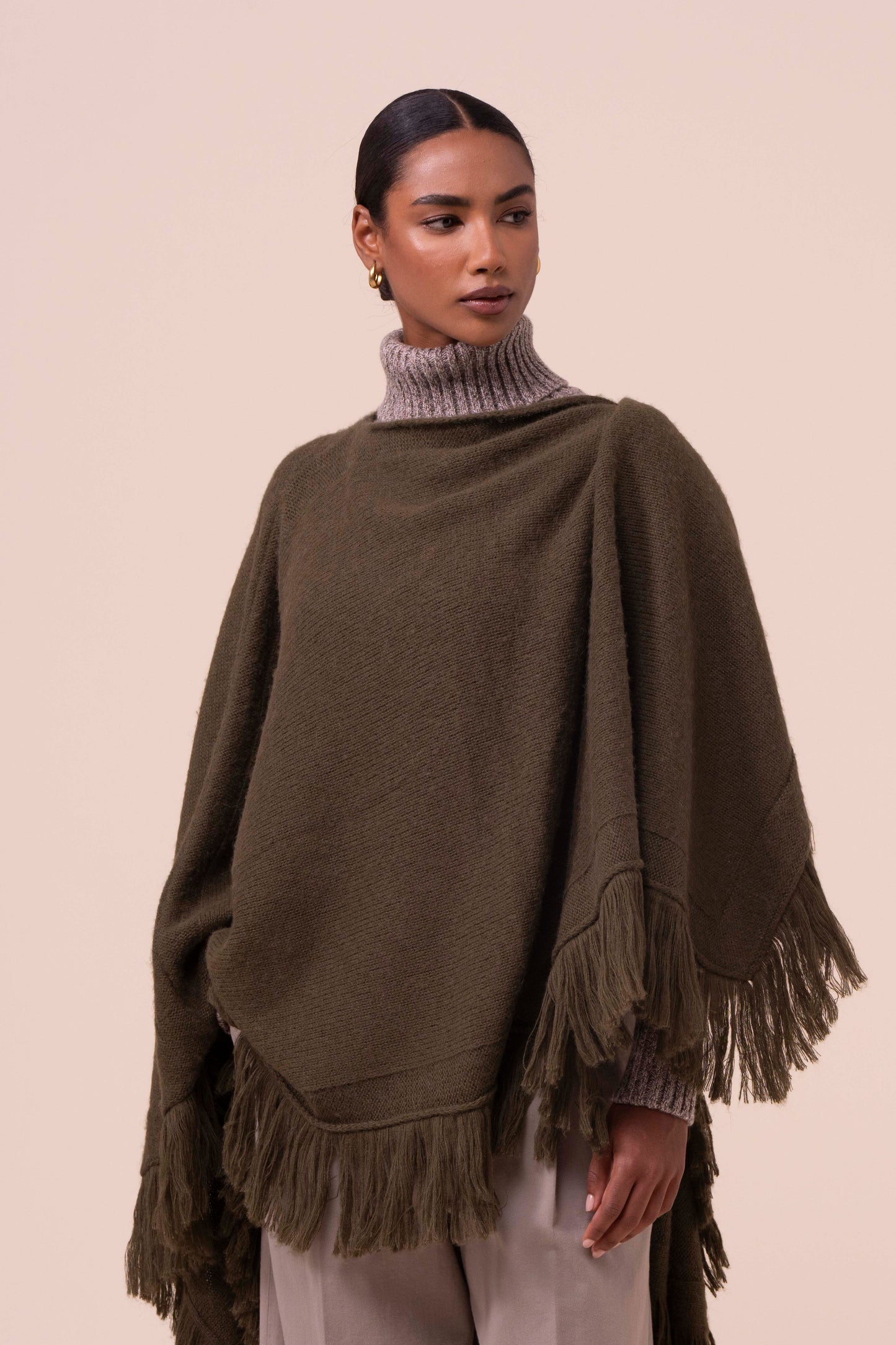 Tia mantella in alpaca e cotone con frange - DARKOLIVEGREEN