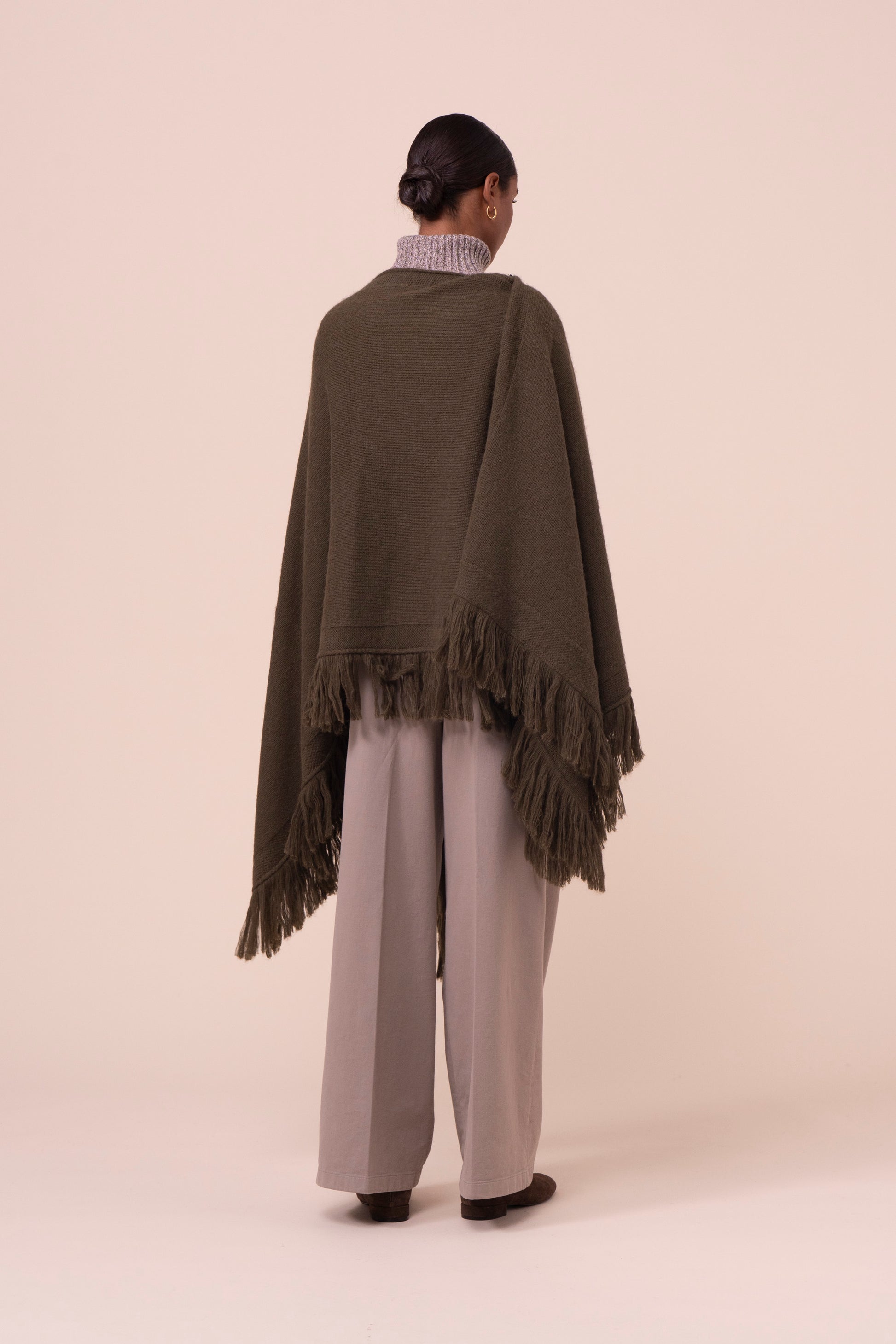 Tia mantella in alpaca e cotone con frange - DARKOLIVEGREEN