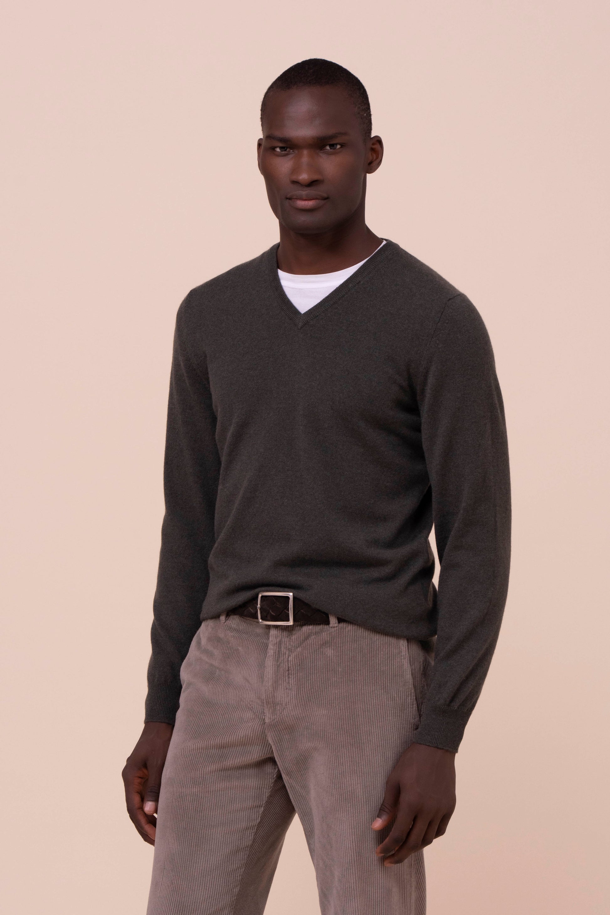 Pull slim v-neck in cashmere - DARKOLIVEGREEN
