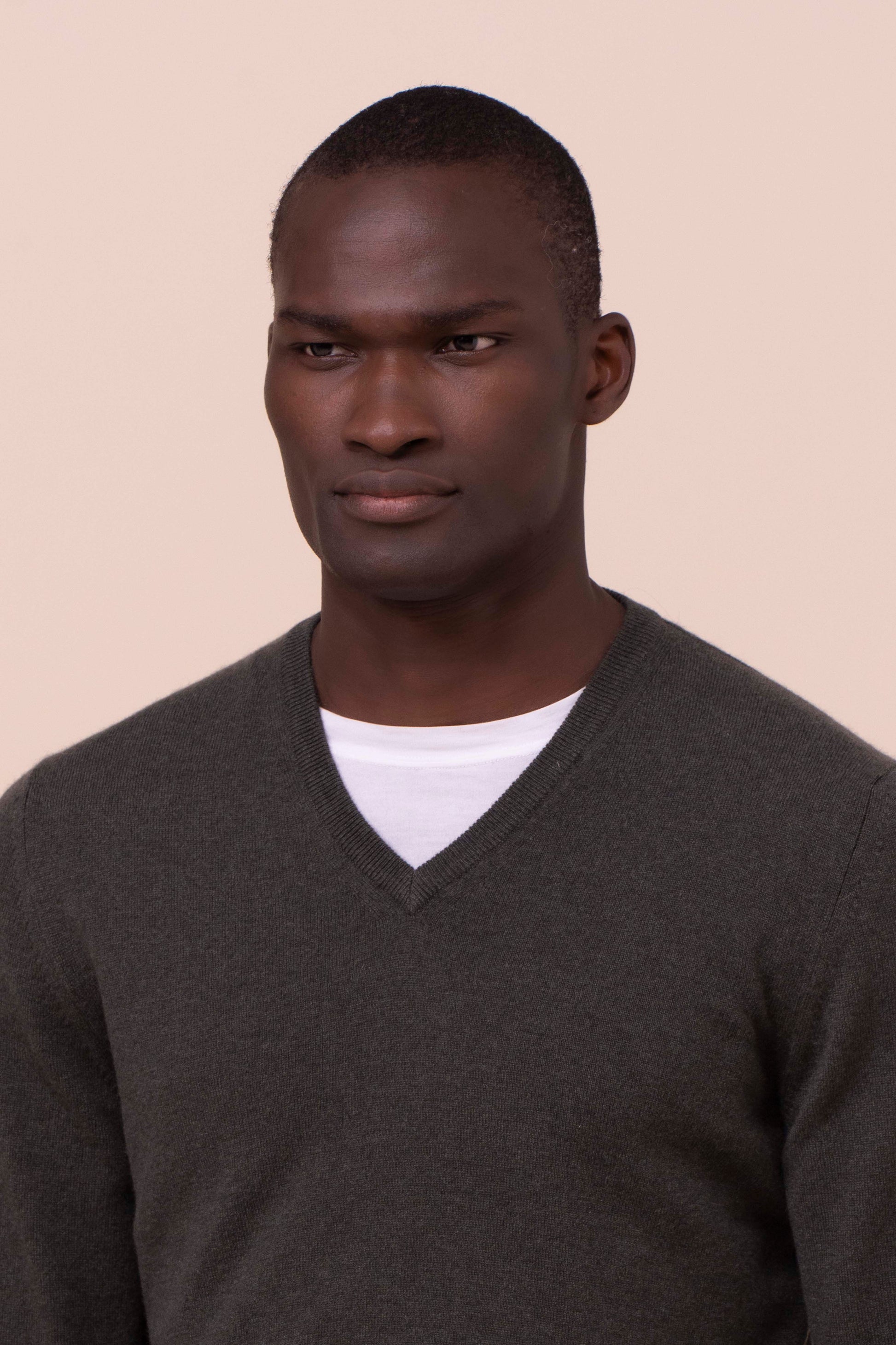 Pull slim v-neck in cashmere - DARKOLIVEGREEN