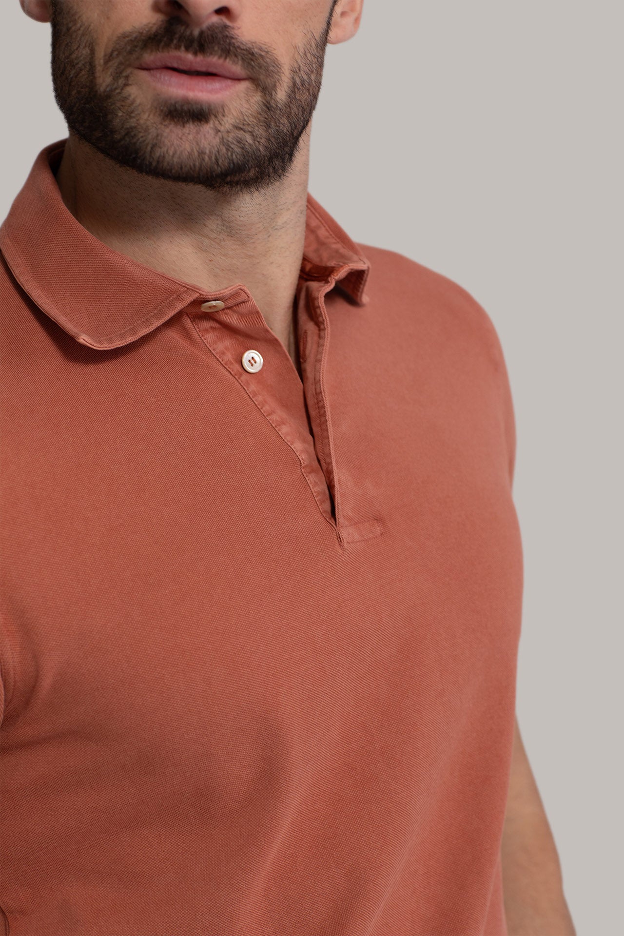 V-neck detail on the North short sleeves cotton polo in orange - side view