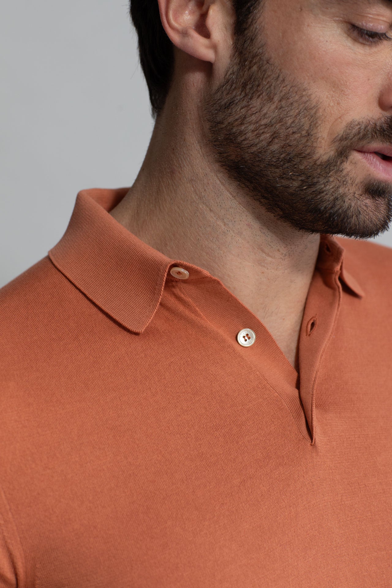 Successo: Men's knitted Giza Cotton Polo T-Shirt in orange - neck detail
