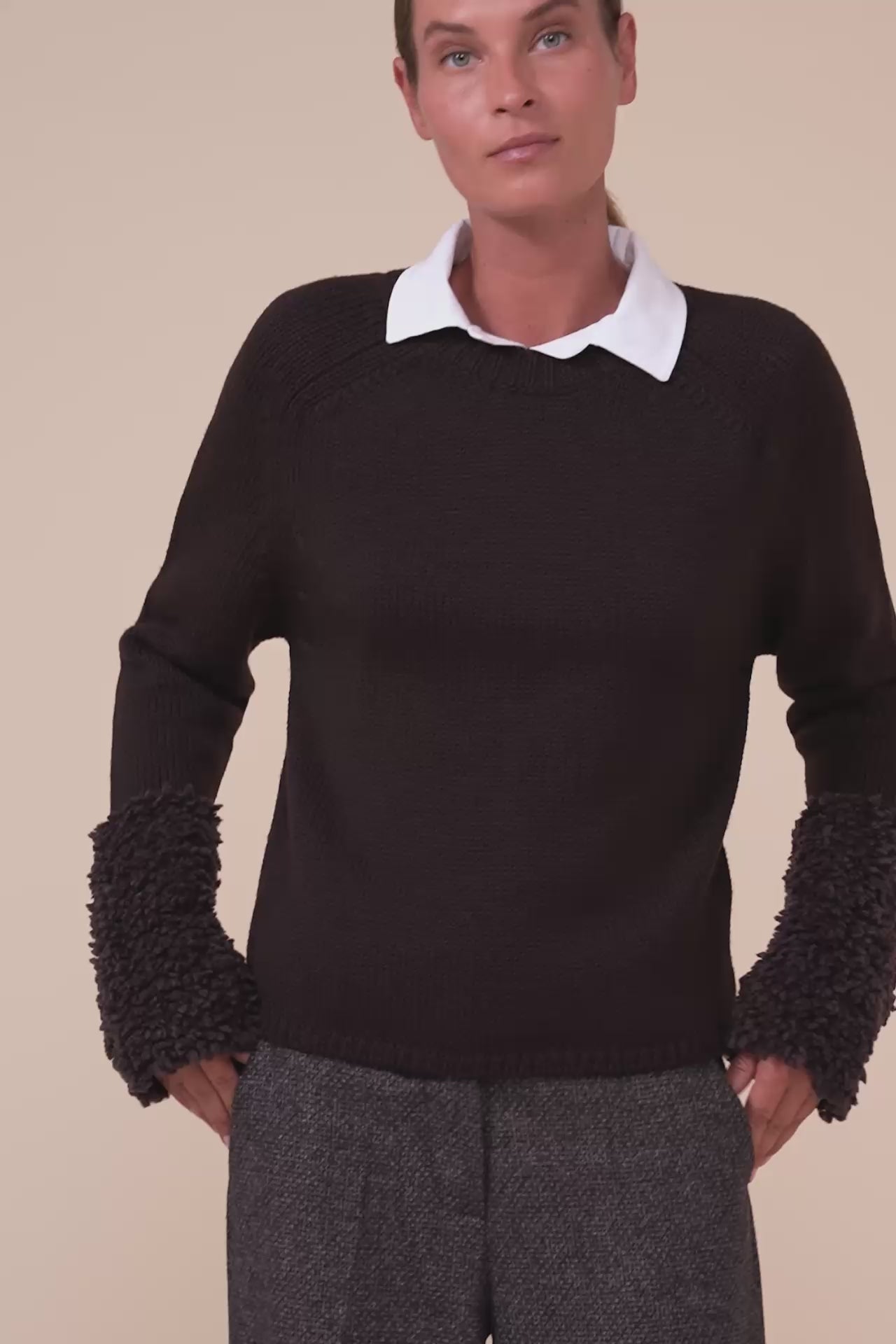 Olivina girocollo in lana Merino Hairy con polsini in alpaca - DARKCHOCOLATE