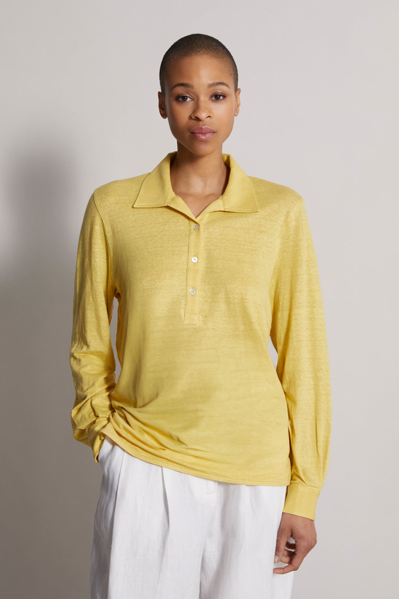 Soft and elegant linen polo shirt in yellow 