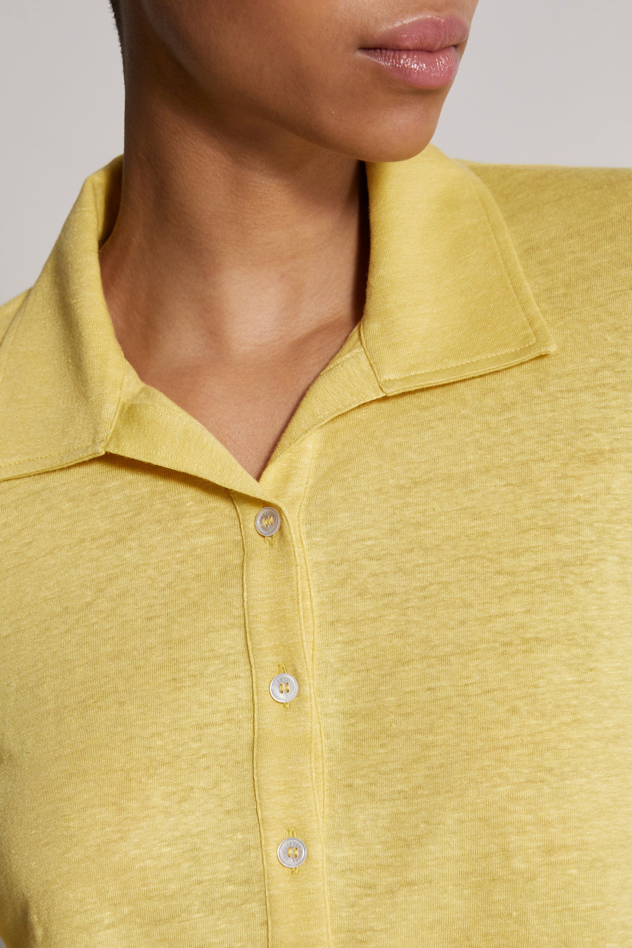 Soft and elegant linen polo shirt in yellow - neck detail
