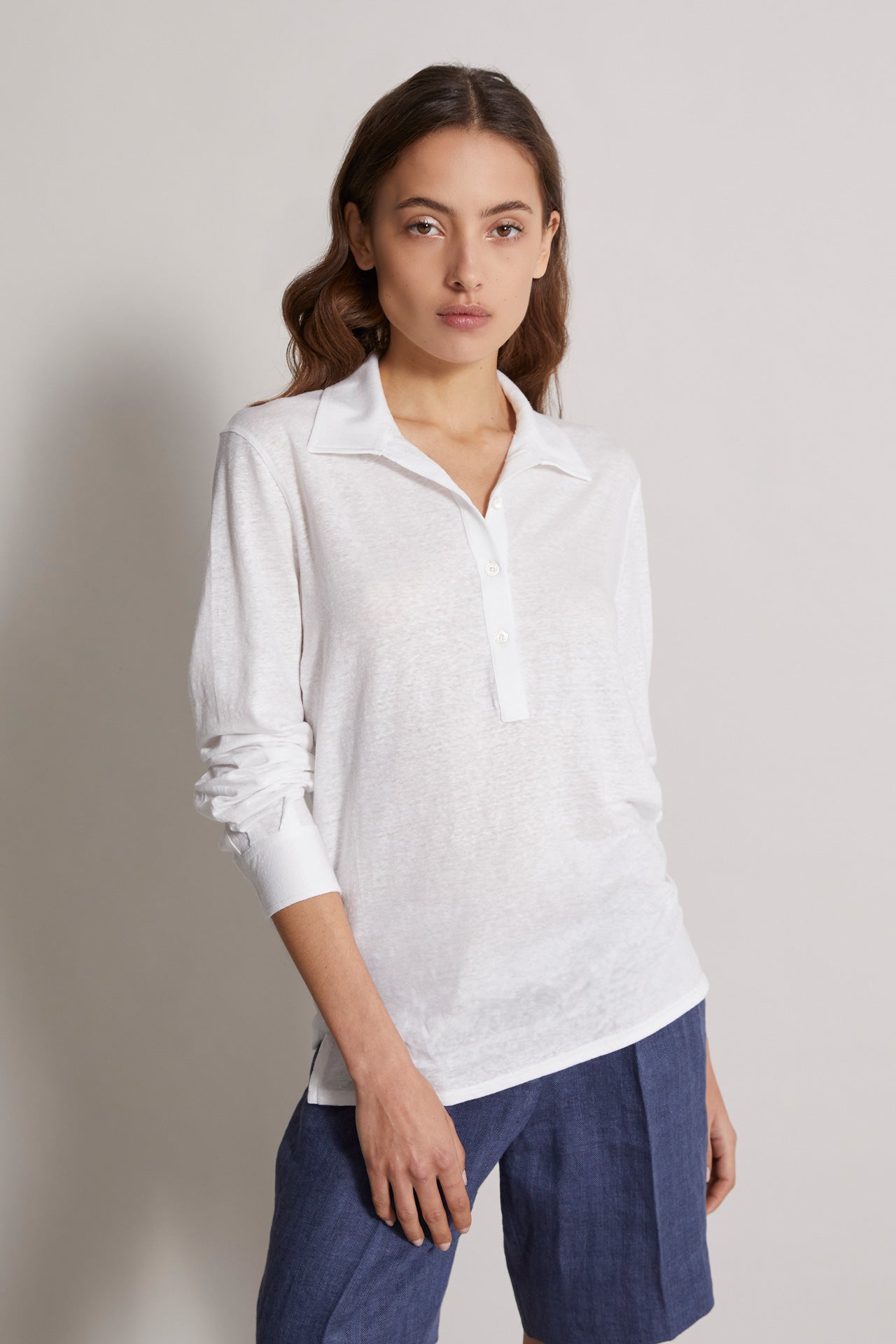 Soft and elegant linen polo shirt in white