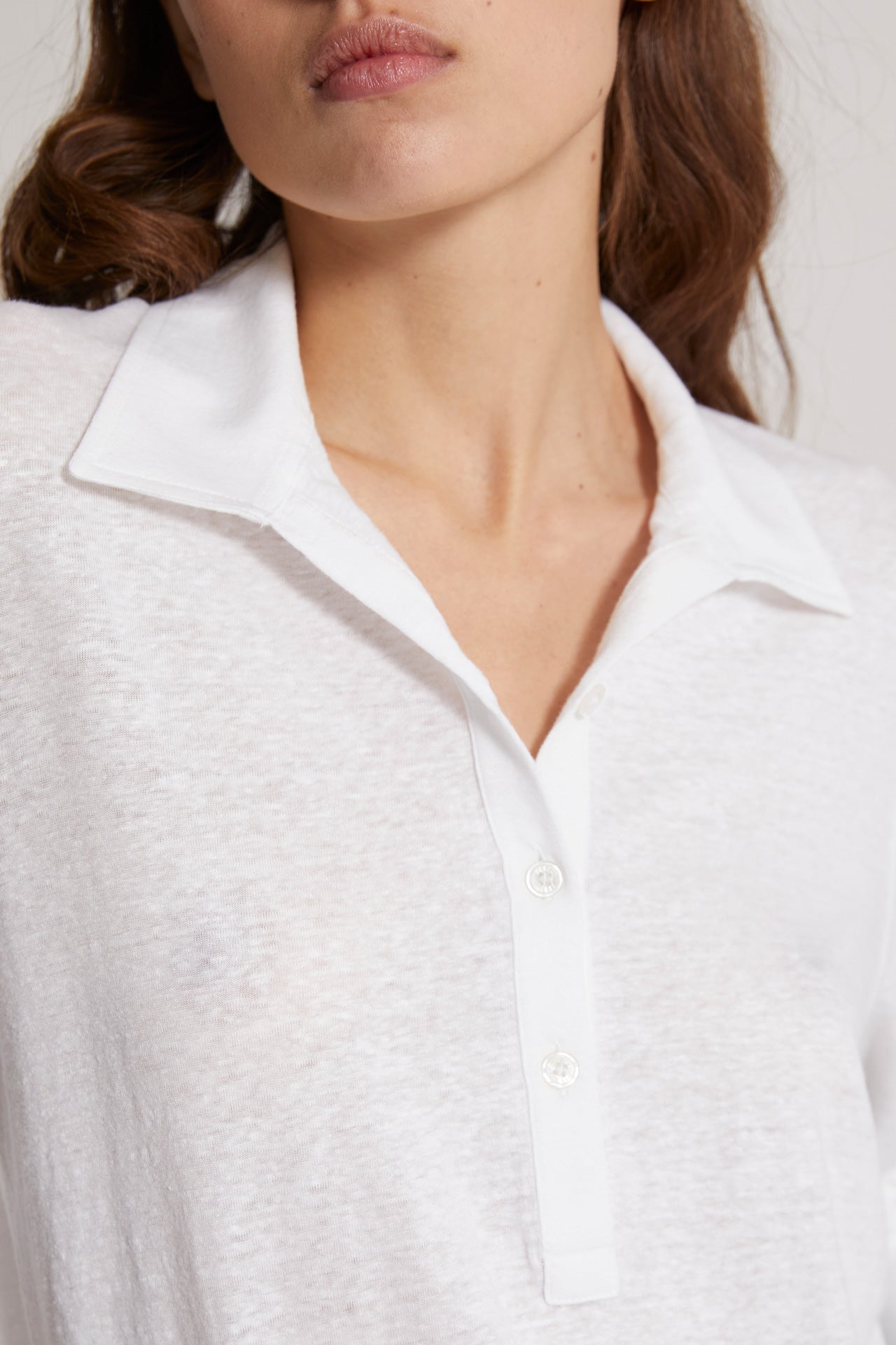 Soft and elegant linen polo shirt in white - neck detail 